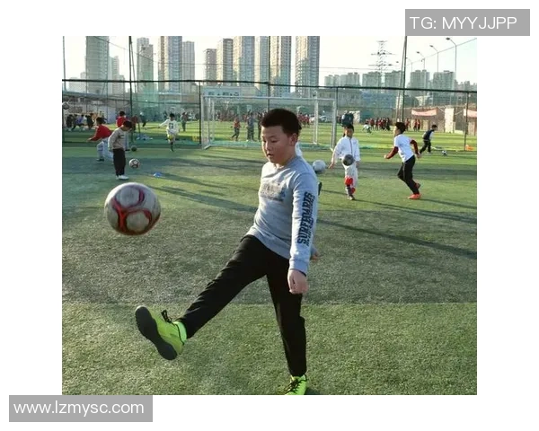 中国足球青训培养的未来之星：年轻球员崭露头角助力足球强国梦